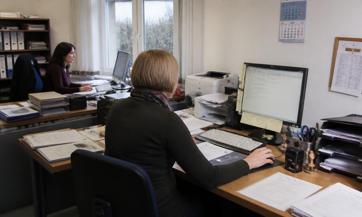 Mitarbeiterinnen bearbeiten Rechnungen im Büro eines kleinen Unternehmens